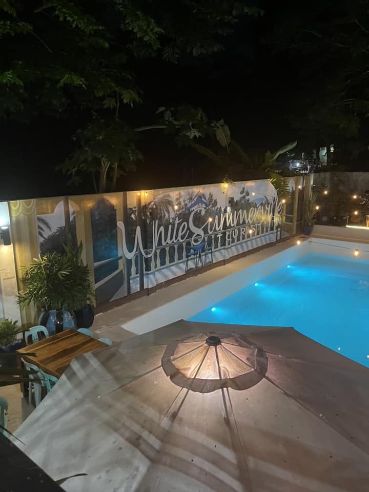 White Summerville Tourist Inn